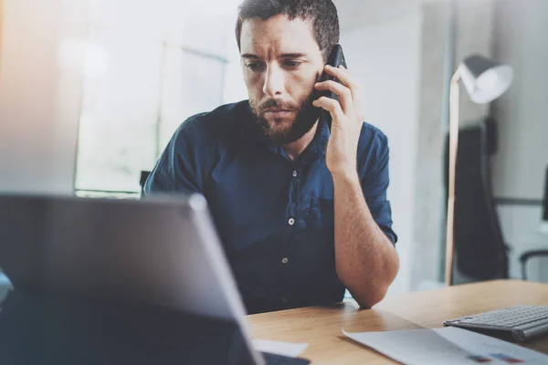 Uomo d'affari utilizzando smartphone — Foto Stock