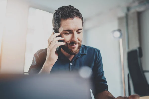 Homem de negócios usando smartphone contemporâneo — Fotografia de Stock