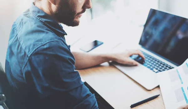 Nachdenklicher Geschäftsmann arbeitet — Stockfoto