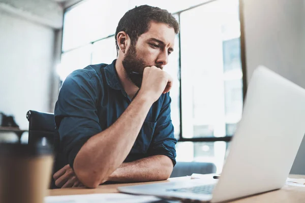 Fundersam affärsman på kontor — Stockfoto