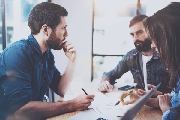 Collaborateurs dans le bureau moderne . — Photo