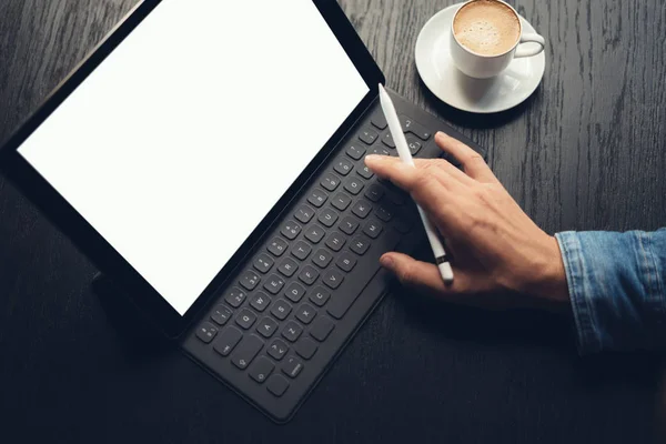 Hand typing on keyboard-dock — Stock Photo, Image