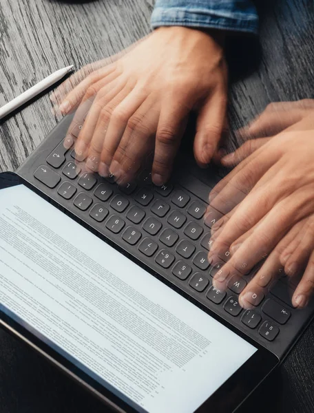 erkek eller hızlı bir şekilde yazmaya