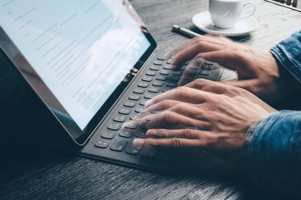 erkek eller hızlı bir şekilde yazmaya