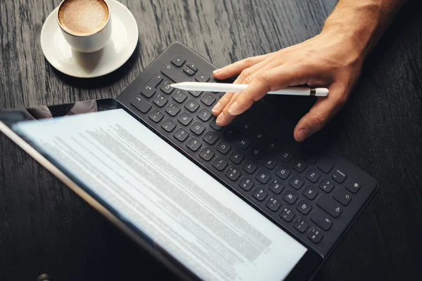 dijital kalem kullanan adam