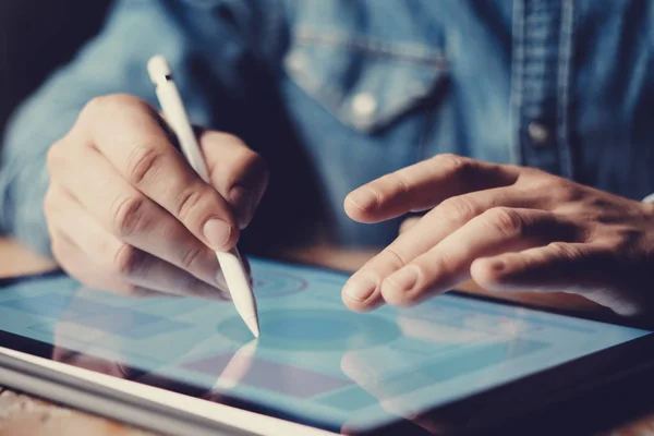 Businessman using digital pen — Stock Photo, Image