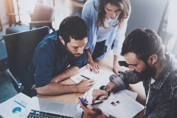 Junge Mitarbeiter arbeiten — Stockfoto