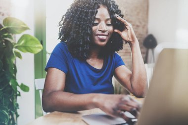 Afrikalı kadın laptop ile çalışma