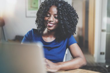 Dizüstü bilgisayarla çalışan kadın  