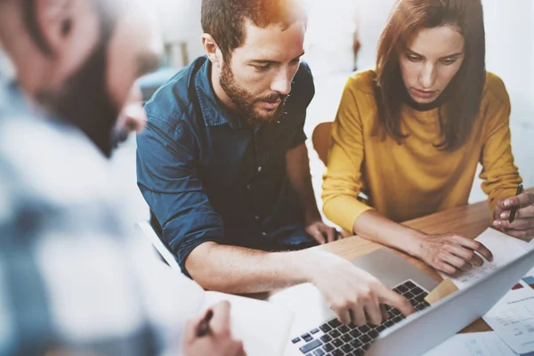 Collega's zitten aan vergadering — Stockfoto