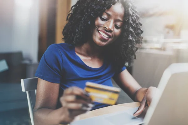 Mulher africana usando cartão de crédito — Fotografia de Stock