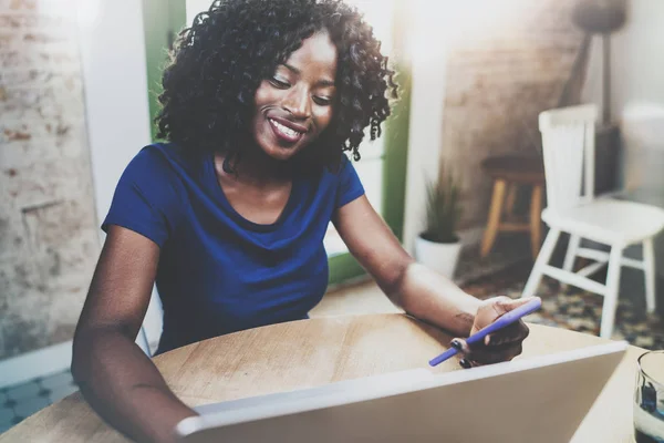 Smiling african american woman — Stock Photo, Image