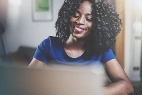 Femme travaillant avec un ordinateur portable — Photo