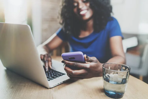 Kvinna med bärbar dator och smartphone — Stockfoto