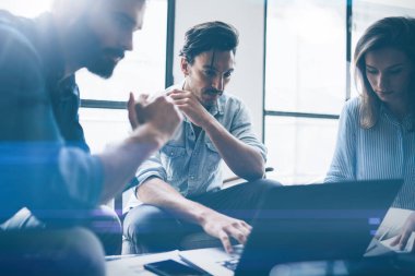 Grup genç iş fikirleri birbirleri ile modern ofis tartışıyor. Elektronik cihazlar kullanarak iş adamları. Yatay, bulanık arka plan.