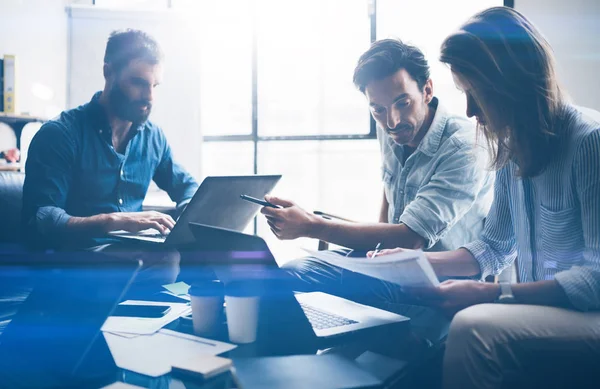 Sunuyu yeni iş projesi kavramı. Elektronik cihazlar kullanarak iş adamları. Yatay, bulanık arka plan.