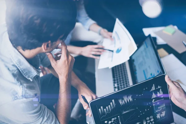 Giovani colleghi che lavorano sul computer portatile in ufficio.Orizzontale, sfondo sfocato.Ritagliato . — Foto Stock