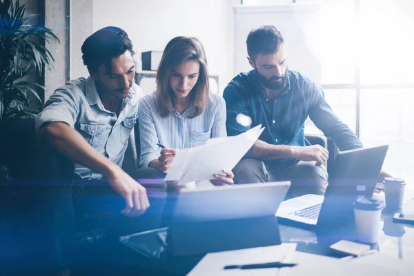 Ekip çalışması işlem kavramı. Grup genç arkadaşları yeni başlangıç projesi ofiste çalışmak. Yatay, bulanık arka plan.