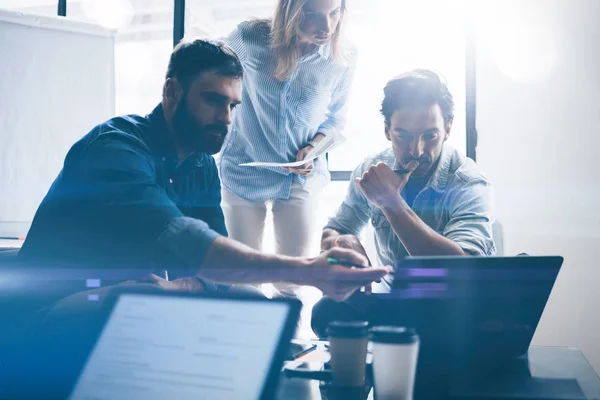 Concept van presentatie nieuw zakelijk project. Groep van jonge collega's bespreken van ideeën met elkaar in moderne kantoor. Mensen uit het bedrijfsleven met behulp van elektronische apparaten. Horizontale, onscherpe achtergrond. — Stockfoto