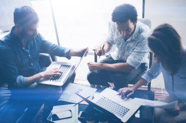 Sunuyu yeni iş projesi kavramı. Grup genç iş fikirleri birbirleri ile modern ofis tartışıyor. Yatay, bulanık arka plan.