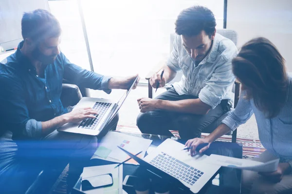 Sunuyu yeni iş projesi kavramı. Grup genç iş fikirleri birbirleri ile modern ofis tartışıyor. Yatay, bulanık arka plan.