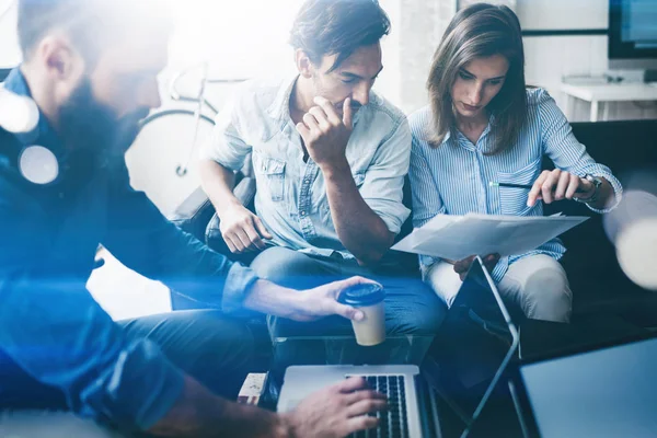 Concepto de proceso de trabajo en equipo.Los compañeros de trabajo jóvenes trabajan con un nuevo proyecto en la oficina.Fondo horizontal, borroso . — Foto de Stock