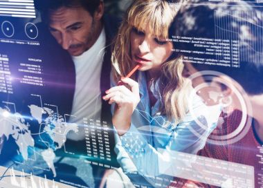 Güneşli bir ofis sürecinde coworking. Genç iş takım ofiste tartışırken yapma. Dijital diyagram, grafik arabirimleri, sanal ekran bağlantıları simgesi kavramı. Yatay, bulanık arka plan. Kırpılmış.