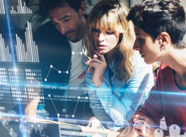 Genç iş takım ofiste tartışırken yapma. Dijital diyagram, grafik arabirimleri, sanal ekran bağlantıları simgesi kavramı. Yatay, bulanık arka plan.