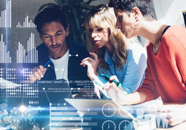 Güneşli bir ofis sürecinde coworking. Genç iş takım ofiste tartışırken yapma. Dijital diyagram, grafik arabirimleri, sanal ekran bağlantıları simgesi kavramı. Yatay, bulanık arka plan.