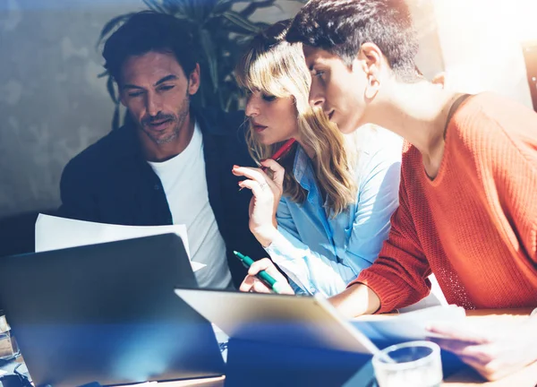 Concepto de proceso de trabajo en equipo.Los compañeros de trabajo jóvenes trabajan en equipo con el nuevo proyecto de startup en la oficina.Gente de negocios que trabaja en la sala de reuniones.Fondo horizontal, borroso . — Foto de Stock