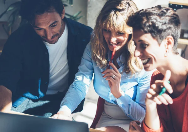 Grupo de compañeros de trabajo haciendo una gran conversación durante el proceso de trabajo en la oficina moderna.Gente de negocios reunión concept.Blurred fondos. . — Foto de Stock