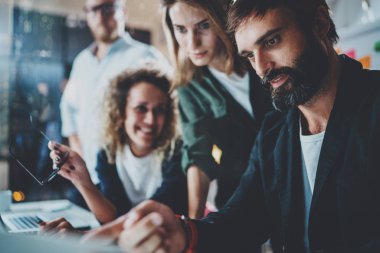 Grup girişimcilerin ofiste iş işlemi sırasında bir iş çözümü için arıyoruz. İş insanlar toplantı kavramı. Arka plan bulanık. Yatay.