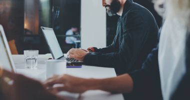 Çalışma süreci fotoğraf. Grup birlikte gece modern ofis çatı katında çalışan genç insan. Ekip çalışması kavramı. Arka plan bulanık. Horizontal.Cropped.