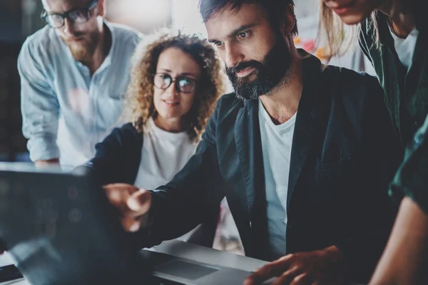 Gruppe av unge entreprenører ser etter en forretningsløsning under arbeidsprosessen på nattevakt. Bedriftsfolk som møter konsept.Tåkete bakgrunn .Horisontal . – stockfoto