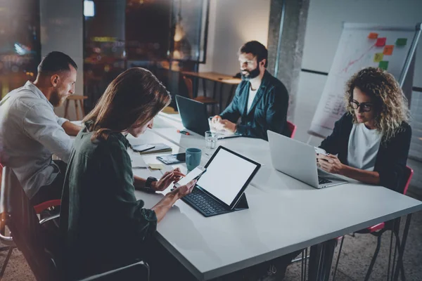 Fungerande process foto. Grupp av unga människor som arbetar tillsammans på natt moderna office loft. Lagarbete koncept. Suddig bakgrund. Horisontell. — Stockfoto