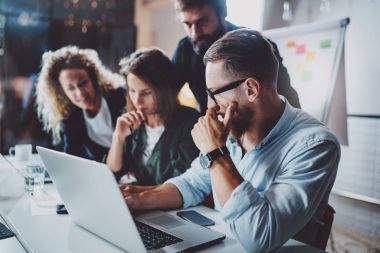 Ekip çalışması işlem kavramı. Genç arkadaşları ile yeni başlangıç proje gece ofiste çalışmak. Yatay, bulanık arka plan.
