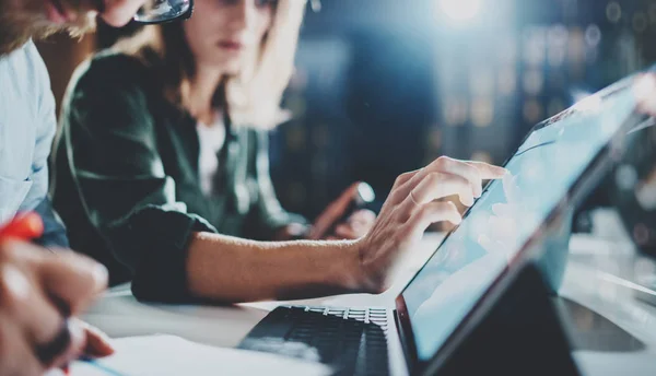 Женщина указывает на цифровой экран планшета в ночном офисе .Horizontal.Blurred background.Flares . — стоковое фото