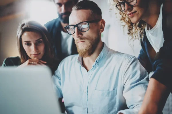 Brainstorming prosess hos office.Young coworkers work together modern office studio.Young business team making conversation.Horizontal.Blurred background .Cropped . – stockfoto