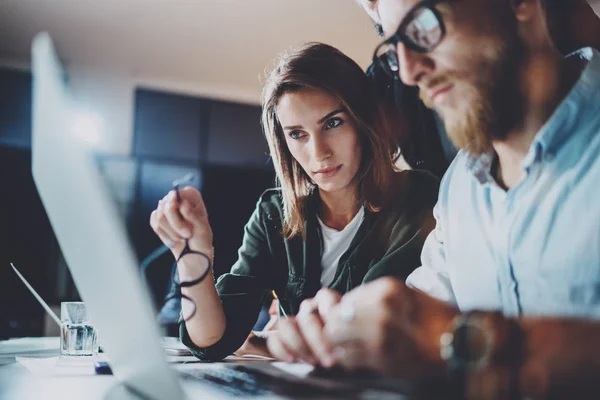 Geschäftsprojekt-Team arbeitet zusammen im Besprechungsraum im office.Horizontal.Blurred background.Flares. — Stockfoto