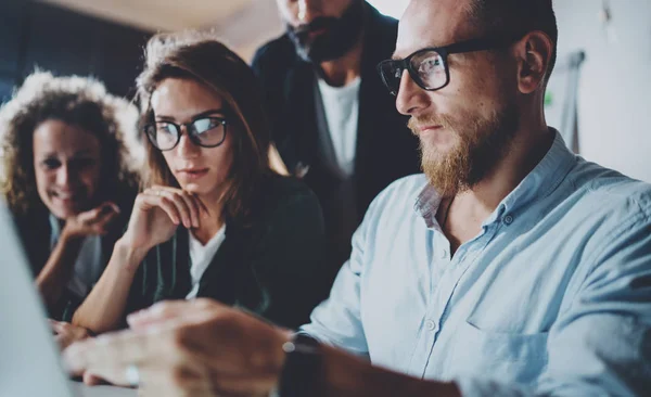 Team di progetto che lavorano insieme nella sala riunioni dell'ufficio.Concetto di processo di brainstorming Horizontal.Sfondo sfumato — Foto Stock