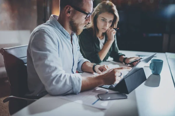 Teamwork concept. Projectteam maken van gesprek in de vergaderzaal op kantoor. Horizontal.Blurred achtergrond. Fakkels. — Stockfoto