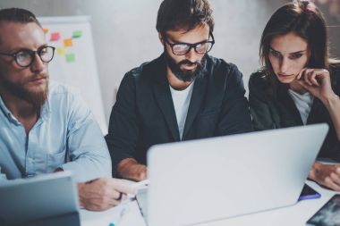 Birlikte toplantı salonu gece ofisinde çalışan takım proje. Beyin fırtınası işlem kavramı. Horizontal.Blurred arka plan