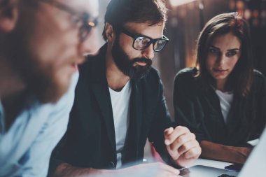 Ekip çalışması süreci ofisinde kavramı. Genç takım birlikte gece modern ofis loft adlı çalışma. Arka plan bulanık. Yatay.
