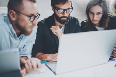 Birlikte toplantı salonu gece ofisinde çalışan takım proje. Beyin fırtınası işlem kavramı. Horizontal.Blurred arka plan. Kırpılmış.