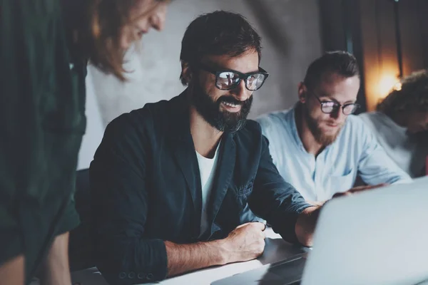 Business people meeting concept.Nuovo team di progetto che fa conversazione nella sala riunioni dell'ufficio.Horizontal.Sfondo sfumato . — Foto Stock