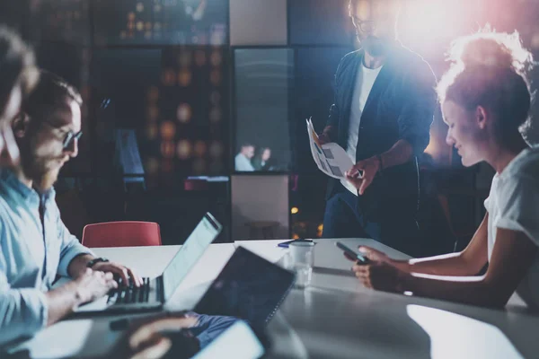 Gente de negocios brainstorming concept.Coworkers trabajando en la oficina de la noche.Horizontal, flares effect.Blurred fondos. . — Foto de Stock