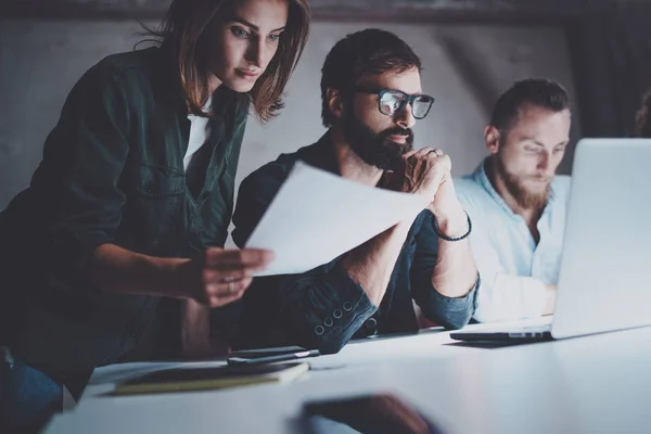 Collega's samen te werken in moderne kantoor met papierdocumenten en laptops. Horizontal.Blurred achtergrond. — Stockfoto