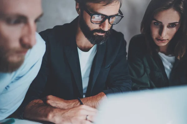 Conceito de processo de trabalho em equipe no escritório.Equipe jovem trabalhando juntos à noite moderno escritório loft.Blurred background.Horizontal.Cropped . — Fotografia de Stock