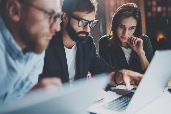 Processo di brainstorming in ufficio.Giovani colleghi lavorano insieme moderno studio di ufficio.Horizontal.Sfondo sfocato.Ritagliato . — Foto Stock