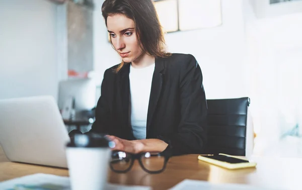 Femme d'affaires tapant sur un ordinateur portable ketboard tout en travaillant au bureau.Fond flou . — Photo